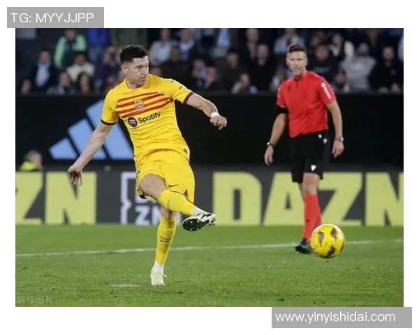 莱万欧冠赛场火力全开10场12球领跑射手榜金靴在望